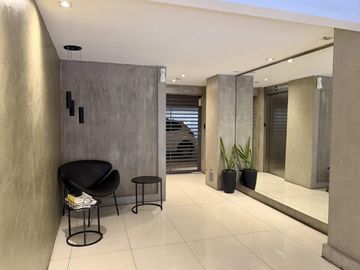 Departamento de 3 dormitorios, 2 cocheras y terraza exclusiva con parrilla