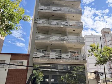 Departamento de 3 dormitorios, 2 cocheras y terraza exclusiva con parrilla