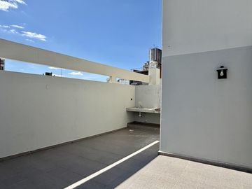 Departamento de 3 dormitorios, 2 cocheras y terraza exclusiva con parrilla