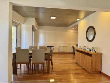 Departamento de 3 dormitorios, 2 cocheras y terraza exclusiva con parrilla