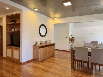 Departamento de 3 dormitorios, 2 cocheras y terraza exclusiva con parrilla