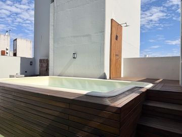 Departamento de 3 dormitorios, 2 cocheras y terraza exclusiva con parrilla