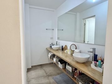 Departamento de 3 dormitorios, 2 cocheras y terraza exclusiva con parrilla