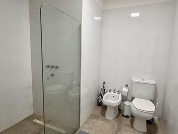 Departamento de 3 dormitorios, 2 cocheras y terraza exclusiva con parrilla