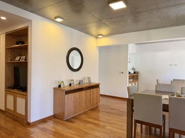Departamento de 3 dormitorios, 2 cocheras y terraza exclusiva con parrilla