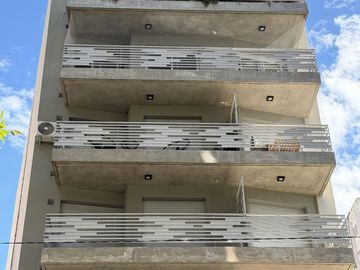 Departamento de 3 dormitorios, 2 cocheras y terraza exclusiva con parrilla