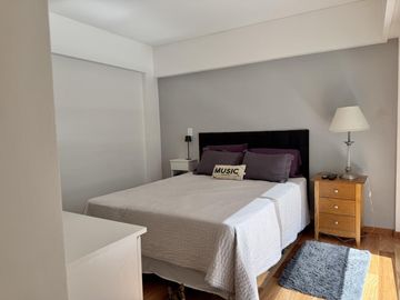 Departamento de 3 dormitorios, 2 cocheras y terraza exclusiva con parrilla