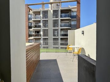 Departamento de 3 dormitorios, 2 cocheras y terraza exclusiva con parrilla