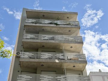 Departamento de 3 dormitorios, 2 cocheras y terraza exclusiva con parrilla