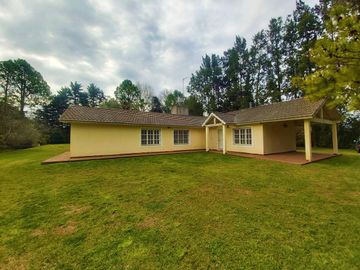 Hermosa propiedad con 3.000 m2 de lote en Barrio Parque Exaltación