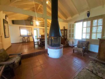 Hermosa propiedad con 3.000 m2 de lote en Barrio Parque Exaltación