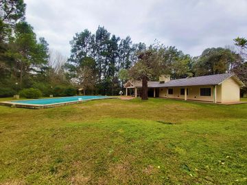 Hermosa propiedad con 3.000 m2 de lote en Barrio Parque Exaltación