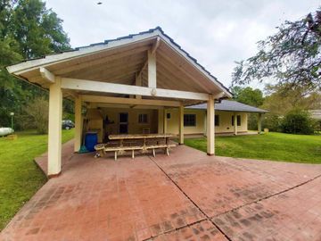 Hermosa propiedad con 3.000 m2 de lote en Barrio Parque Exaltación