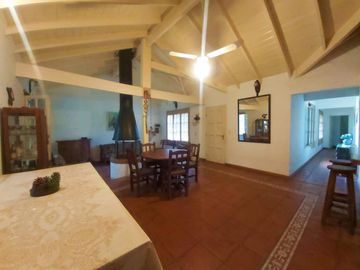 Hermosa propiedad con 3.000 m2 de lote en Barrio Parque Exaltación