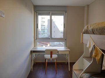 Departamento de 2 dormitorios con radiadores en zona rio de excelente calidad constructiva