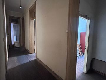PISO ENTERO A REFACCIONAR - 13 HABITACIONES - AV RIVADAVIA Y VARELA - TERRAZA COMUN C/ BAULERA