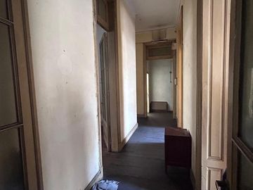 PISO ENTERO A REFACCIONAR - 13 HABITACIONES - AV RIVADAVIA Y VARELA - TERRAZA COMUN C/ BAULERA