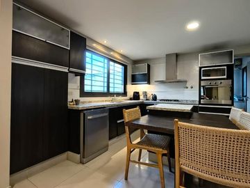 Casa en Venta Callejón Semi Privado Calle Gutiérrez Inmediaciones Club de Campo V, pileta, cochera