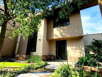 Casa en Venta Callejón Semi Privado Calle Gutiérrez Inmediaciones Club de Campo V, pileta, cochera