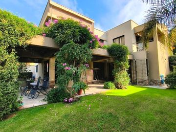 Casa en Venta Callejón Semi Privado Calle Gutiérrez Inmediaciones Club de Campo V, pileta, cochera