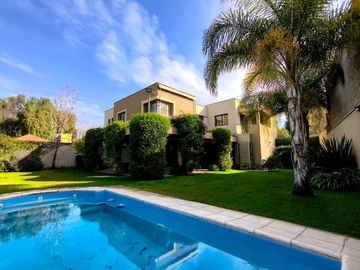 Casa en Venta Callejón Semi Privado Calle Gutiérrez Inmediaciones Club de Campo V, pileta, cochera