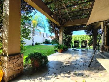 Casa en Venta Callejón Semi Privado Calle Gutiérrez Inmediaciones Club de Campo V, pileta, cochera