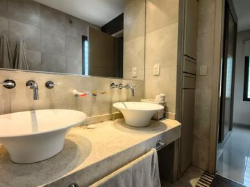 Casa en Venta Callejón Semi Privado Calle Gutiérrez Inmediaciones Club de Campo V, pileta, cochera