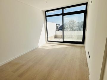 VENTA 3AMB CON BALCON ATERRAZADO. DOS BAÑOS AL FRENTE CON AMENITIES.