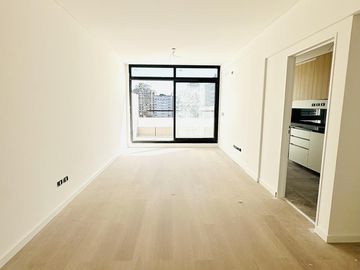 VENTA 3AMB CON BALCON ATERRAZADO. DOS BAÑOS AL FRENTE CON AMENITIES.