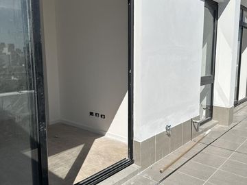 VENTA 3AMB CON BALCON ATERRAZADO. DOS BAÑOS AL FRENTE CON AMENITIES.