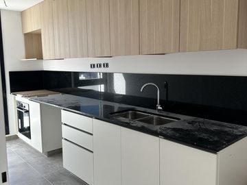 VENTA 3AMB CON BALCON ATERRAZADO. DOS BAÑOS AL FRENTE CON AMENITIES.