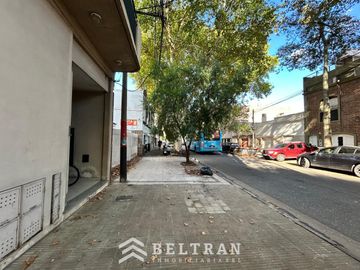 Casa para reciclar con cochera y patio
