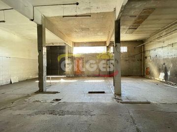 Alquiler Galpón/Local 200M²  en Villa Luzuriaga. Excelente Ubicación