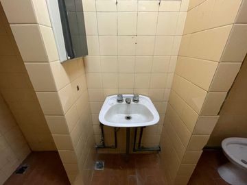 Alquiler Galpón/Local 200M²  en Villa Luzuriaga. Excelente Ubicación