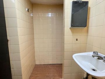 Alquiler Galpón/Local 200M²  en Villa Luzuriaga. Excelente Ubicación