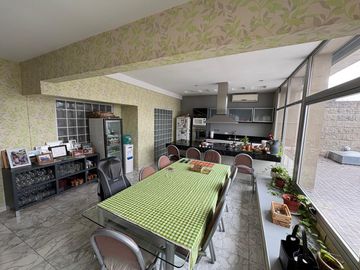 Villa Devoto: Casa mas Salones de Baile, Oficina y Cochera, Oportunidad