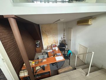 Villa Devoto: Casa mas Salones de Baile, Oficina y Cochera, Oportunidad