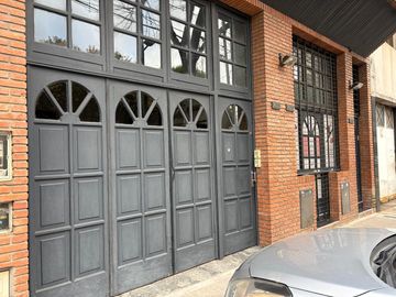 Villa Devoto: Casa mas Salones de Baile, Oficina y Cochera, Oportunidad