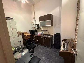 Villa Devoto: Casa mas Salones de Baile, Oficina y Cochera, Oportunidad