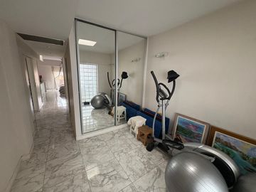 Villa Devoto: Casa mas Salones de Baile, Oficina y Cochera, Oportunidad