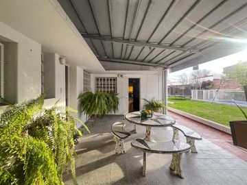 Casa de 3 dormitorios con gran jardín, cochera pasante y pilete en Ludueña