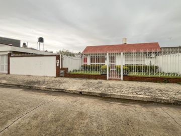 Casa de 3 dormitorios con gran jardín, cochera pasante y pilete en Ludueña
