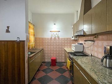 Casa de 3 dormitorios con gran jardín, cochera pasante y pilete en Ludueña
