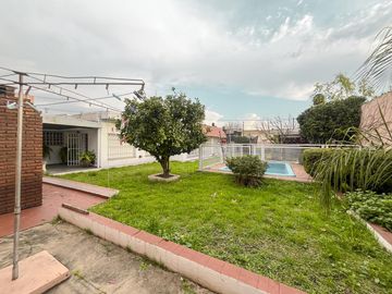 Casa de 3 dormitorios con gran jardín, cochera pasante y pilete en Ludueña