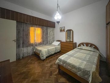 Casa de 3 dormitorios con gran jardín, cochera pasante y pilete en Ludueña
