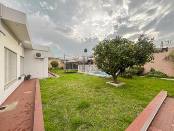 Casa de 3 dormitorios con gran jardín, cochera pasante y pilete en Ludueña