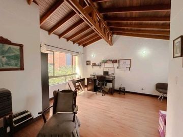 CASA DE 296m2 EN VENTA - SABANETA - CAÑAVEALEJO (LV)
