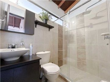 CASA DE 296m2 EN VENTA - SABANETA - CAÑAVEALEJO (LV)