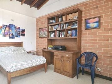 CASA DE 296m2 EN VENTA - SABANETA - CAÑAVEALEJO (LV)