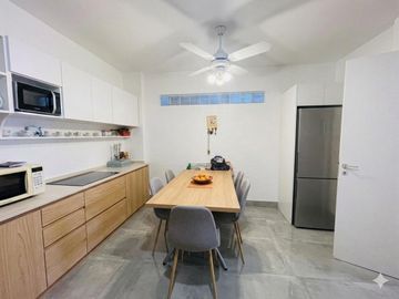 Departamento en venta 4 ambientes, con dependencia. Cochera privada. Flores